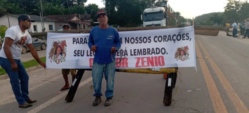 Manifestantes bloqueiam carretas da Suzano em protesto na BR-418, em Caravelas