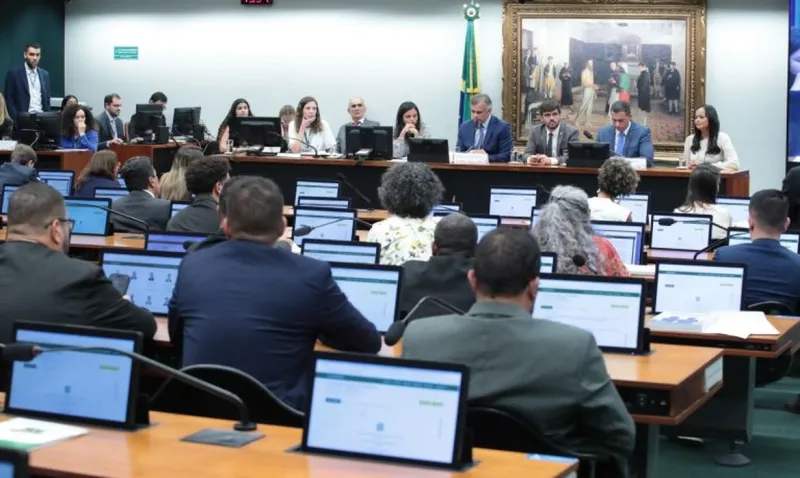 CCJ da Câmara adia análise de PEC sobre redução da maioridade penal