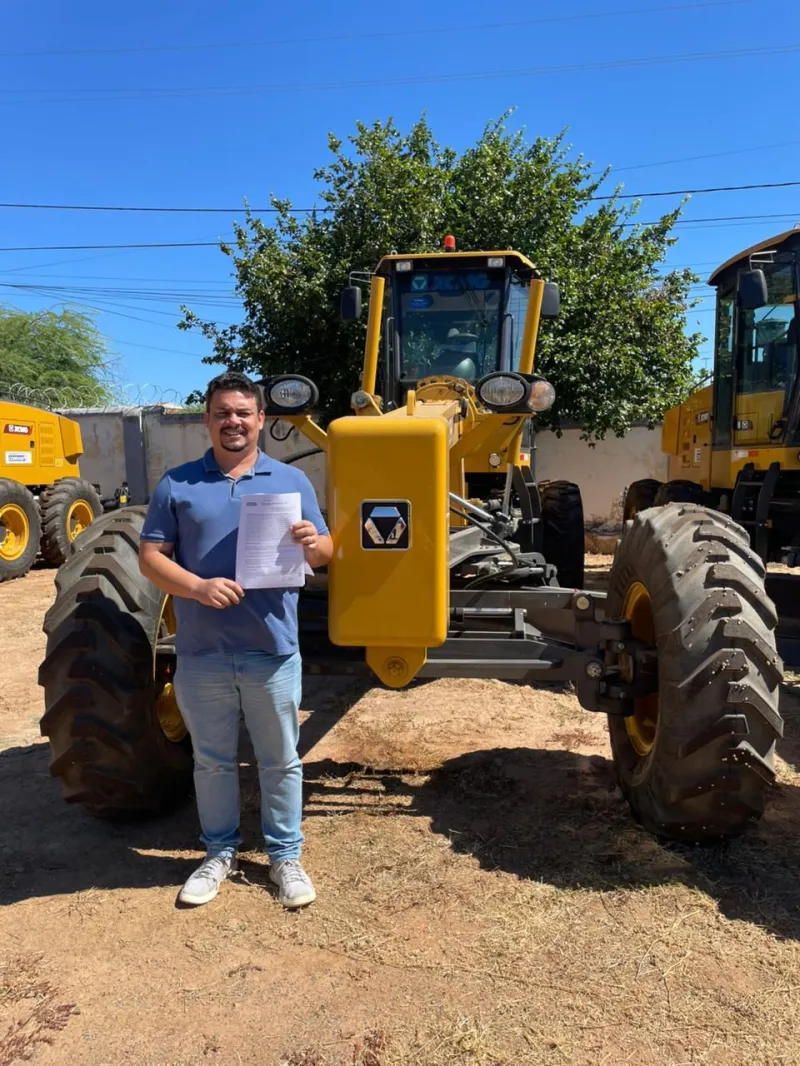 Medeiros Neto amplia estrutura de obras com chegada de motoniveladora e roçadeira