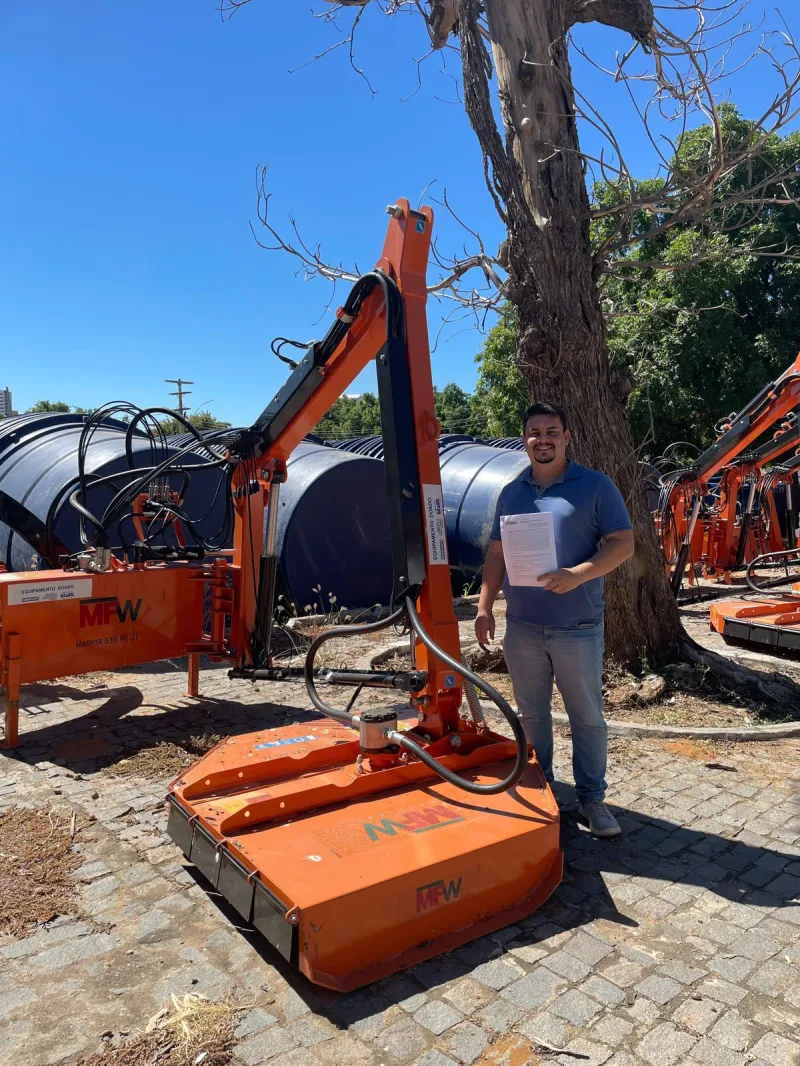 Medeiros Neto amplia estrutura de obras com chegada de motoniveladora e roçadeira