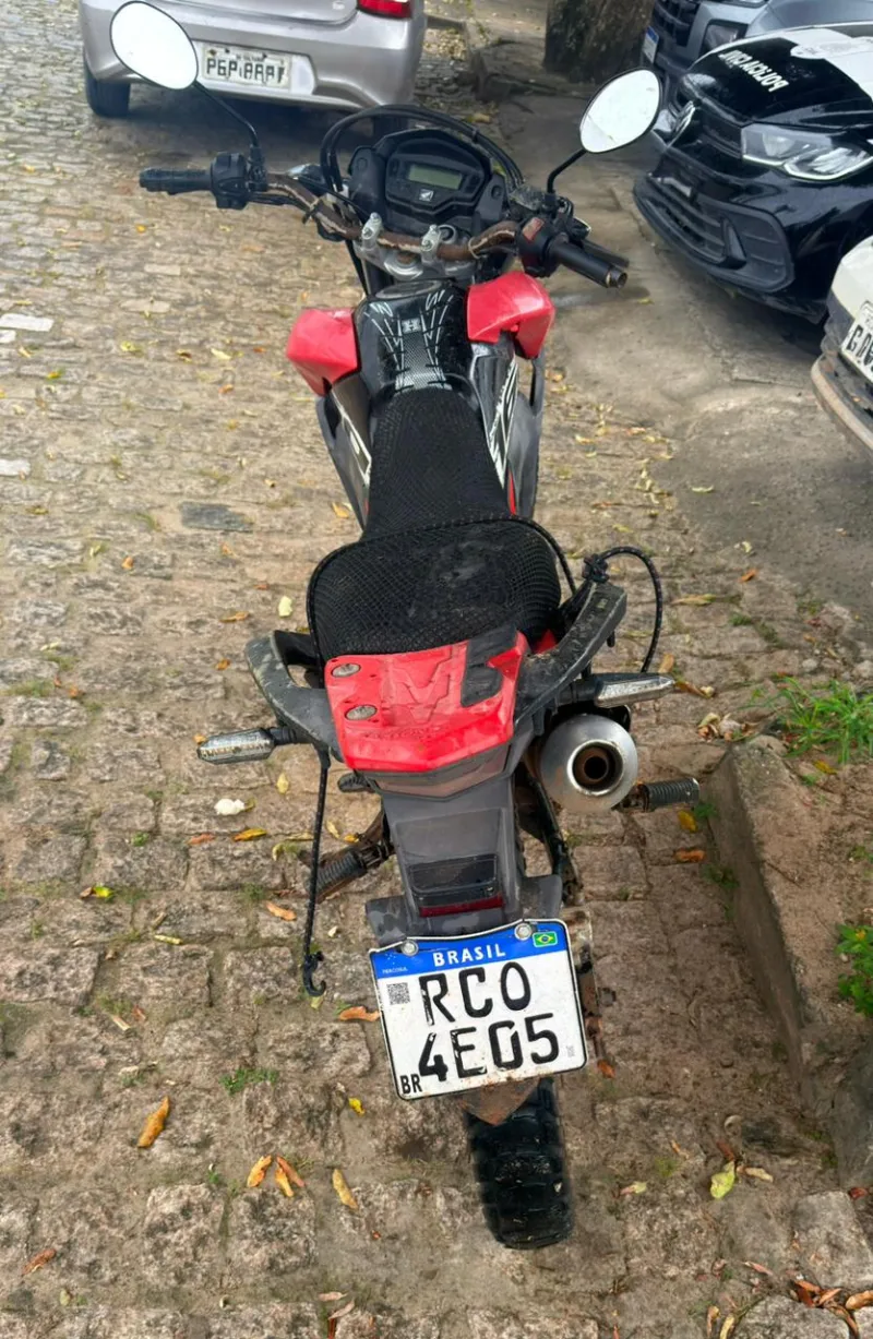 Polícia Militar da Bahia prende condutor de moto com sinais identificadores adulterados em Teixeira de Freitas