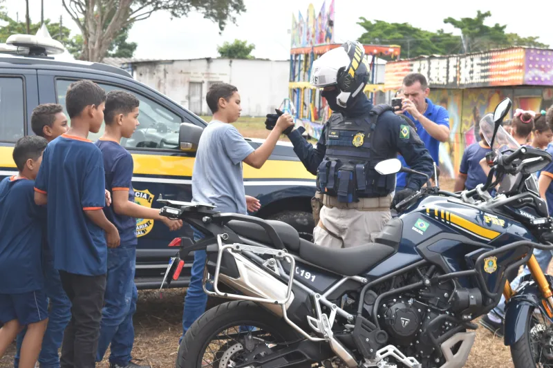 Usina Santa Maria, PRF, e iniciativa privada promovem em Teixeira de Freitas ação social para alunos da Escola Silvete de Medeiros Neto 