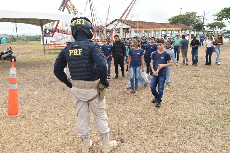 Usina Santa Maria, PRF, e iniciativa privada promovem em Teixeira de Freitas ação social para alunos da Escola Silvete de Medeiros Neto 