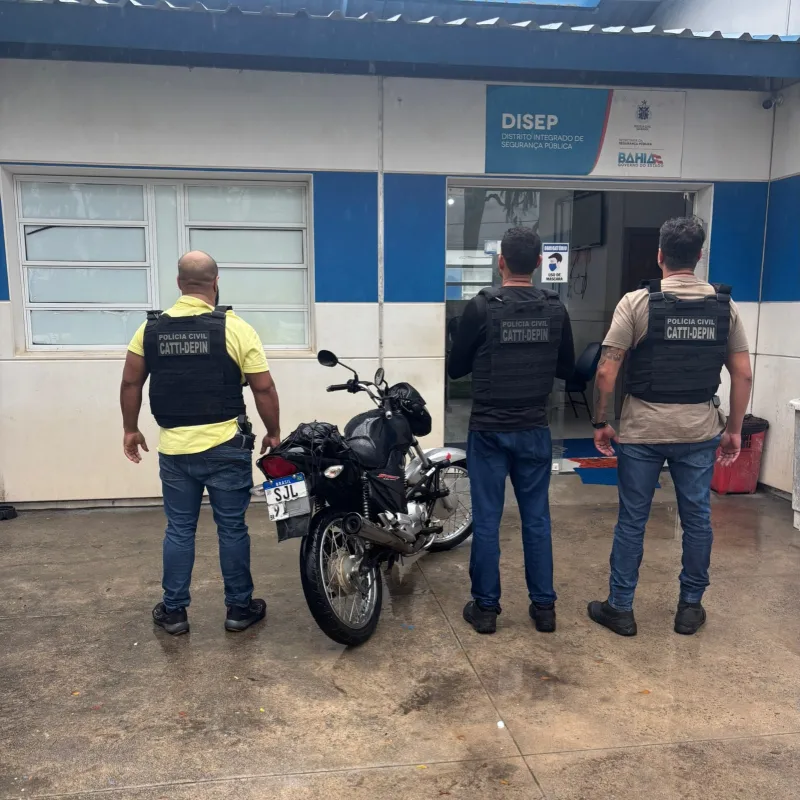 Homem é preso após usar adesivos para modificar placa de moto em Porto Seguro