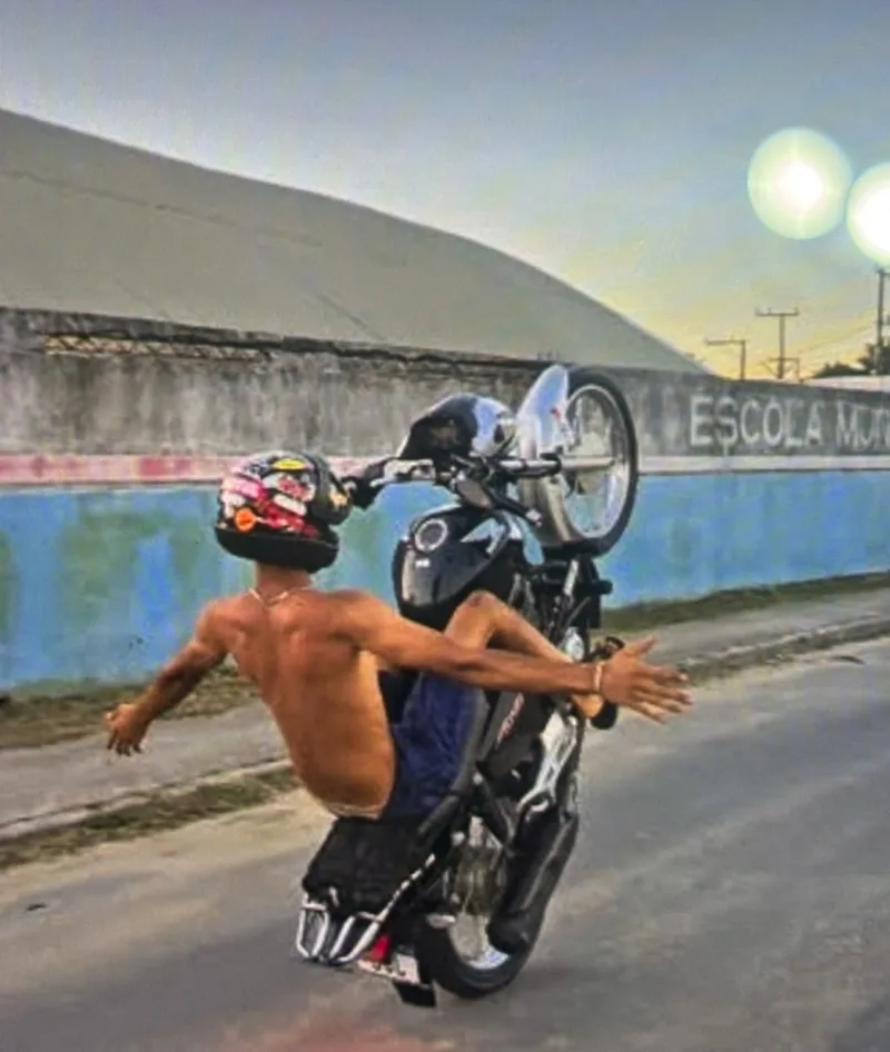 Homem é preso após usar adesivos para modificar placa de moto em Porto Seguro