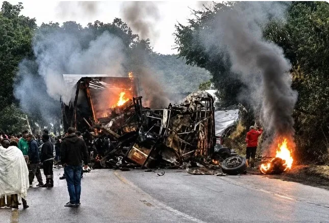 Tragédia em Minas: ônibus em chamas deixa vítimas fatais após colisão com carreta