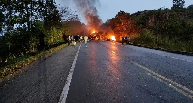 Tragédia em Minas: ônibus em chamas deixa vítimas fatais após colisão com carreta