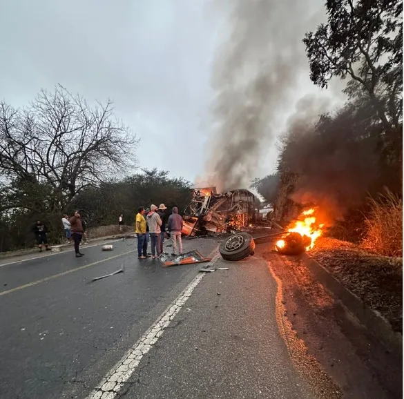 Tragédia em Minas: ônibus em chamas deixa vítimas fatais após colisão com carreta