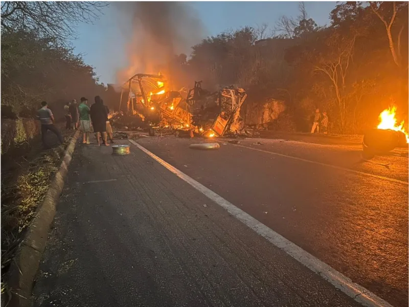 Tragédia em Minas: ônibus em chamas deixa vítimas fatais após colisão com carreta