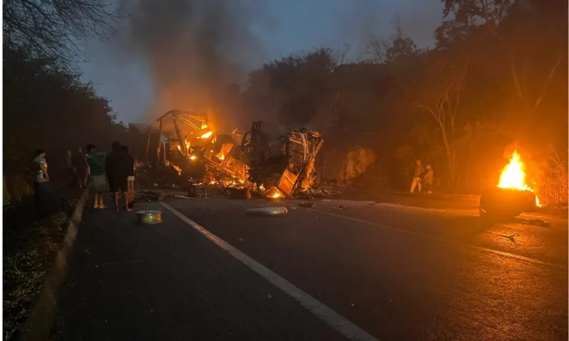Tragédia em Minas: ônibus em chamas deixa vítimas fatais após colisão com carreta