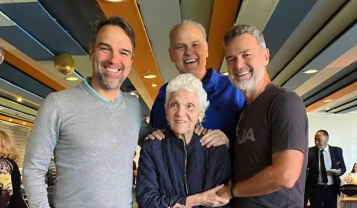 Tadeu Schmidt anuncia morte da mãe um mês após perder o irmão Oscar Schmidt