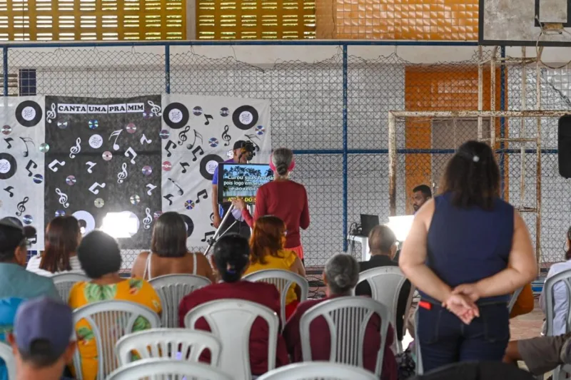 Música e karaokê marcam manhã de integração para idosos no CRAS Ulisses Guimarães