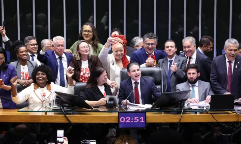 Câmara aprova PEC que acaba com escala 6x1 e reduz jornada para 40 horas semanais