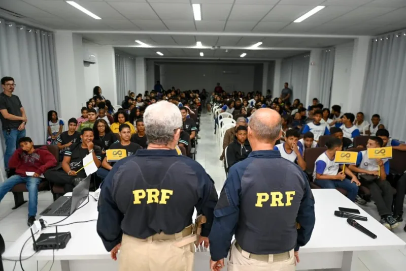 Prefeitura de Teixeira de Freitas e PRF fortalecem conscientização no trânsito nas escolas municipais