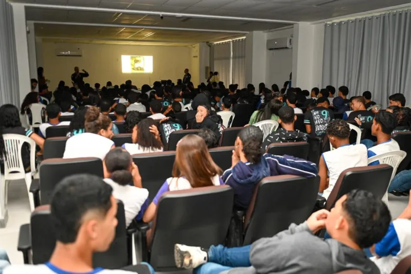 Prefeitura de Teixeira de Freitas e PRF fortalecem conscientização no trânsito nas escolas municipais