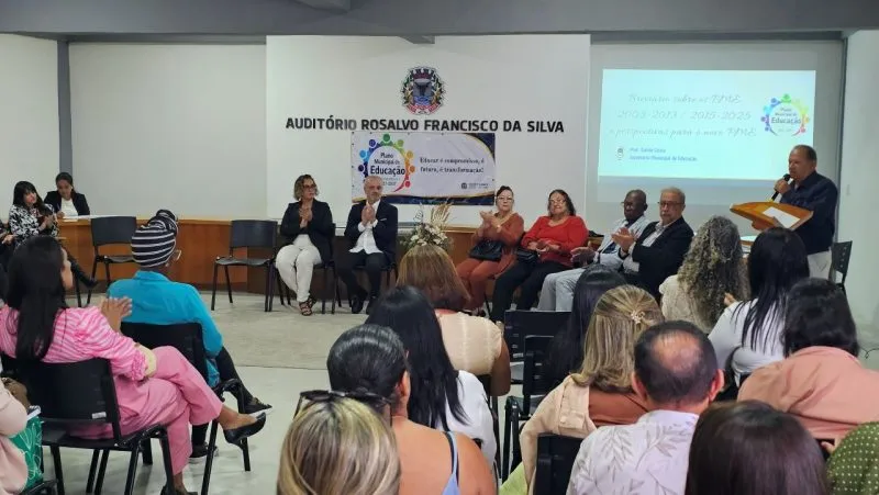 Mucuri reúne educadores e lideranças para planejar os próximos dez anos da educação
