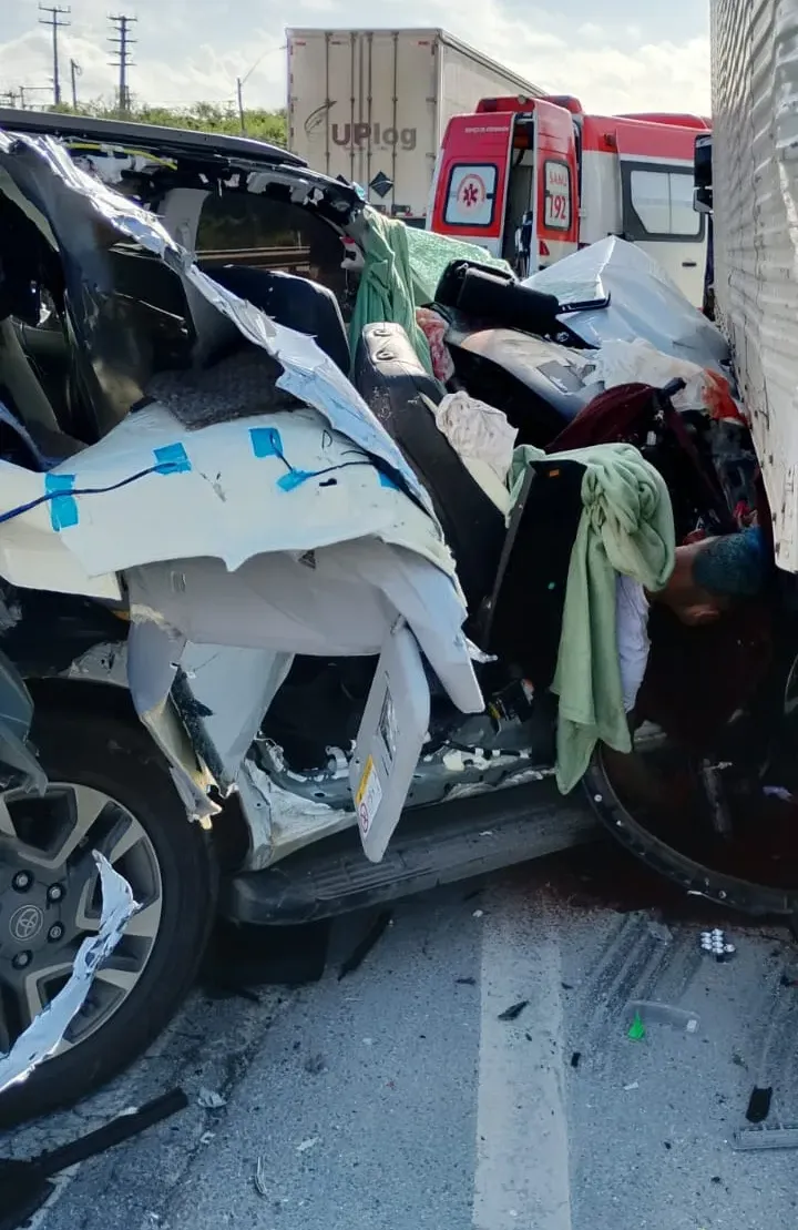 Cantor Zau O Pássaro morre após carro atingir caminhão parado na BR-116