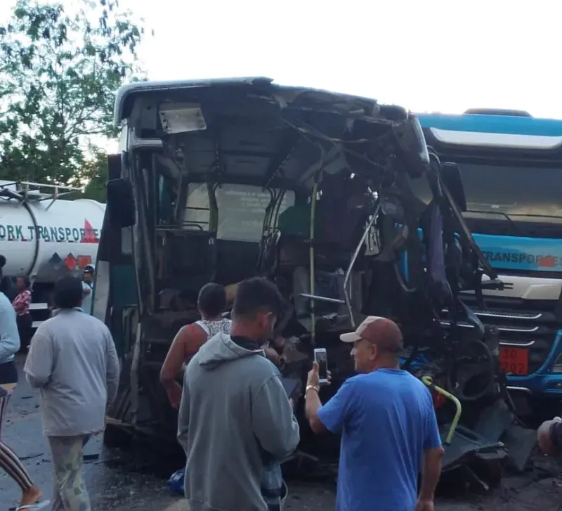 Motorista do ônibus não resiste aos ferimentos e morre no HECB após acidente com carreta na BR-101