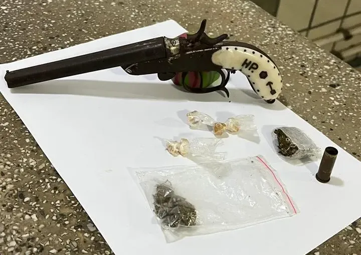 Polícia Militar apreende arma de fogo e drogas em Teixeira de Freitas