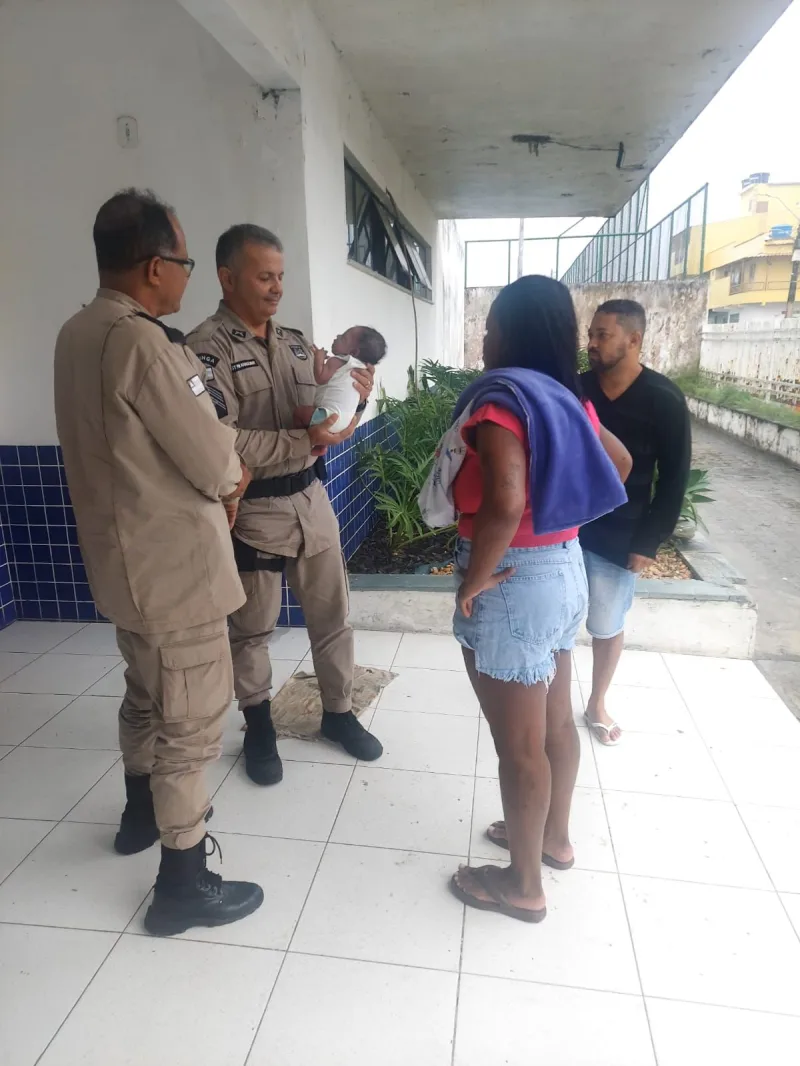 Heróis de farda: Policiais militares salvam bebê de 19 dias engasgado em Porto Seguro Heróis de farda: Policiais militares salvam bebê de 19 dias engasgado em Porto Seguro