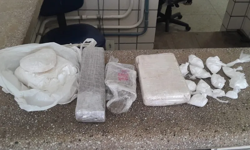 Homem é flagrado com mais de 3 kg de drogas e acaba preso em Itanhém