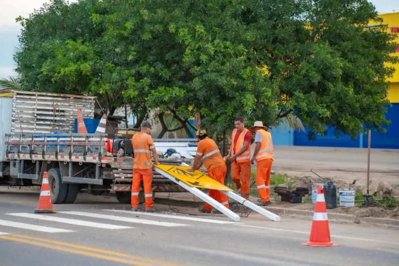 Teixeira de Freitas avança em melhorias no trânsito com nova etapa de sinalização na BR-101 Teixeira de Freitas avança em melhorias no trânsito com nova etapa de sinalização na BR-101