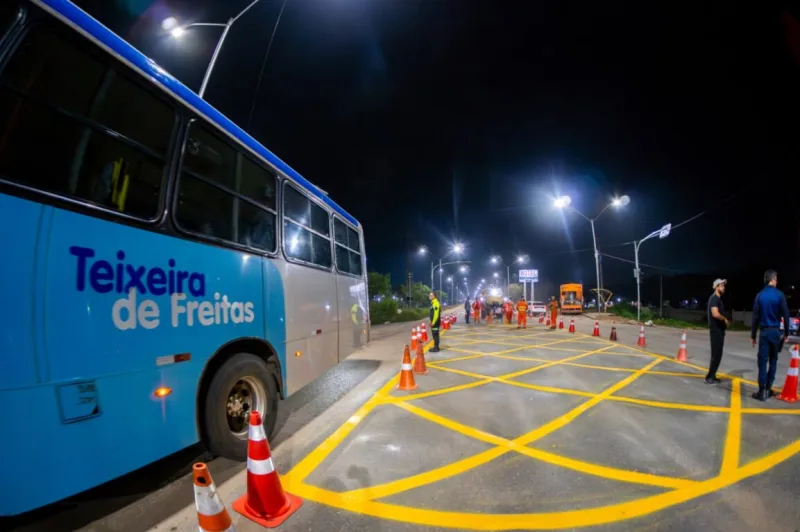Teixeira de Freitas avança em melhorias no trânsito com nova etapa de sinalização na BR-101 Teixeira de Freitas avança em melhorias no trânsito com nova etapa de sinalização na BR-101