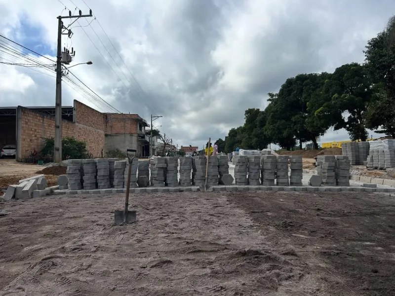 Prefeitura avança com obra de pavimentação em rua lateral da BR-418 no distrito de Posto da Mata