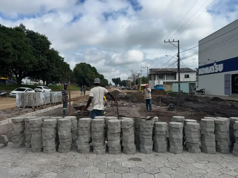 Prefeitura avança com obra de pavimentação em rua lateral da BR-418 no distrito de Posto da Mata