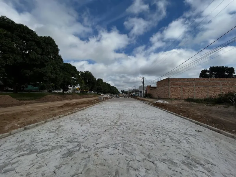 Prefeitura avança com obra de pavimentação em rua lateral da BR-418 no distrito de Posto da Mata