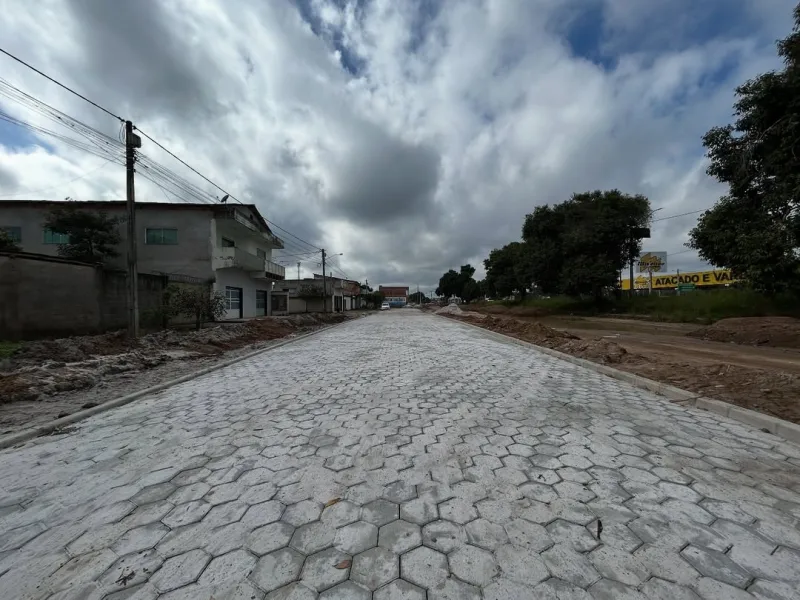 Prefeitura avança com obra de pavimentação em rua lateral da BR-418 no distrito de Posto da Mata
