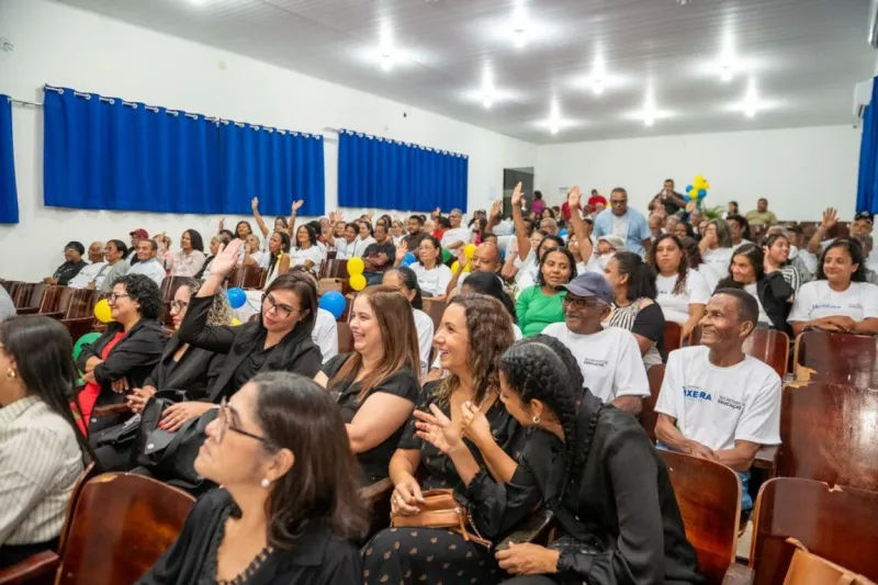 “Nunca é tarde para aprender”: Em noite emocionante, 120 alunos celebram conquista da alfabetização em Teixeira de Freitas