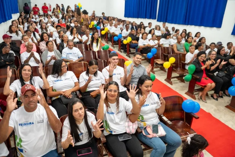“Nunca é tarde para aprender”: Em noite emocionante, 120 alunos celebram conquista da alfabetização em Teixeira de Freitas