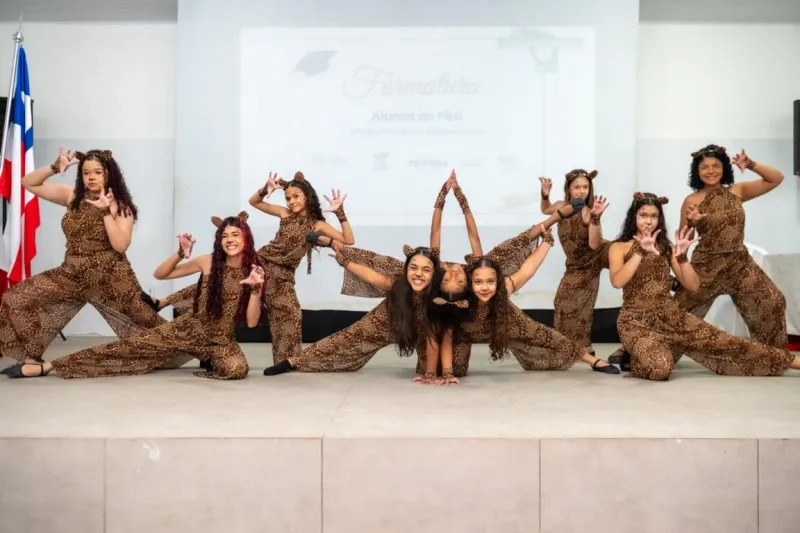“Nunca é tarde para aprender”: Em noite emocionante, 120 alunos celebram conquista da alfabetização em Teixeira de Freitas