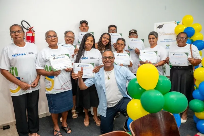 “Nunca é tarde para aprender”: Em noite emocionante, 120 alunos celebram conquista da alfabetização em Teixeira de Freitas
