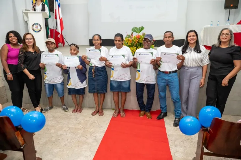 “Nunca é tarde para aprender”: Em noite emocionante, 120 alunos celebram conquista da alfabetização em Teixeira de Freitas