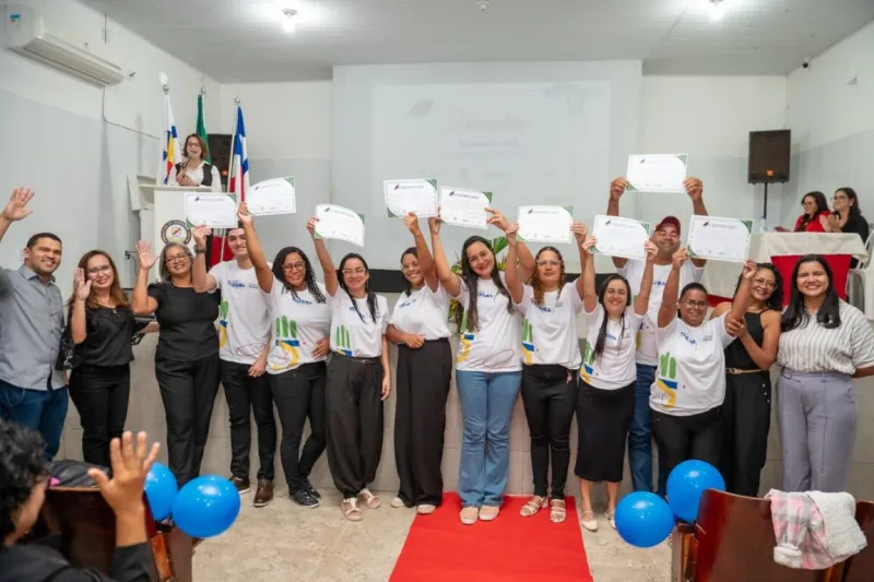 “Nunca é tarde para aprender”: Em noite emocionante, 120 alunos celebram conquista da alfabetização em Teixeira de Freitas