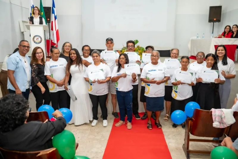 “Nunca é tarde para aprender”: Em noite emocionante, 120 alunos celebram conquista da alfabetização em Teixeira de Freitas