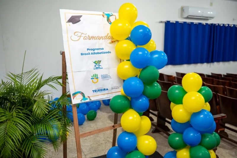 “Nunca é tarde para aprender”: Em noite emocionante, 120 alunos celebram conquista da alfabetização em Teixeira de Freitas