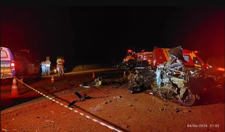 Vereador, esposa e filho morrem em grave acidente entre carro e carreta 