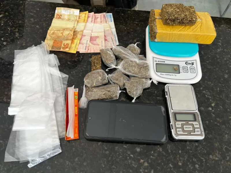 PMBA apreende drogas e materiais utilizados no tráfico em Itamaraju 