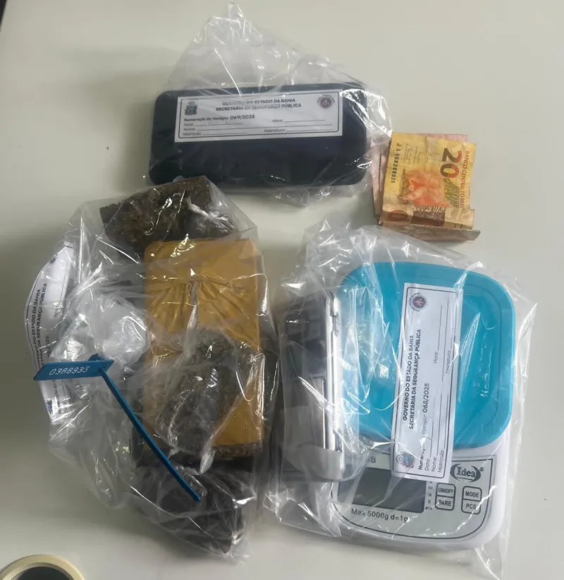PMBA apreende drogas e materiais utilizados no tráfico em Itamaraju 