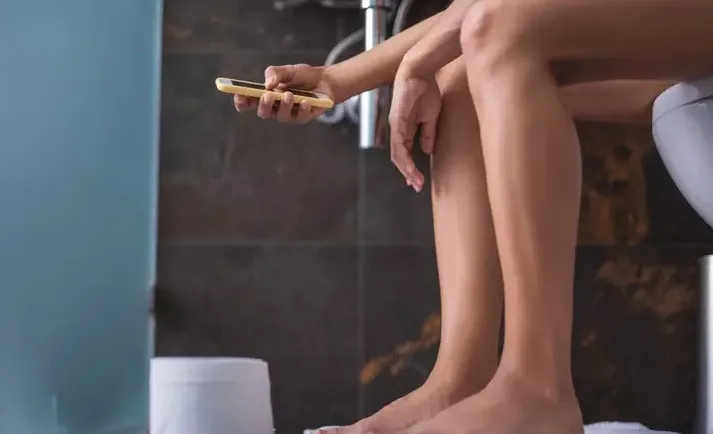 Alerta médico: por que você nunca deve levar o celular para o vaso sanitário Alerta médico: por que você nunca deve levar o celular para o vaso sanitário