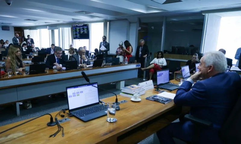 Senadores discutem ritmo de tramitação da PEC do fim da escala 6x1 Senadores discutem ritmo de tramitação da PEC do fim da escala 6x1