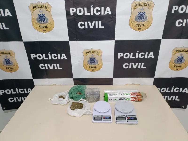 Mulher suspeita de levar drogas para Itabela é abordada e operação apreende quase 1 quilo de maconha Mulher suspeita de levar drogas para Itabela é abordada e operação apreende quase 1 quilo de maconha