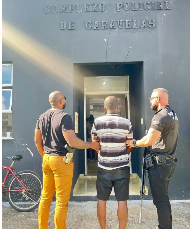 Polícia Civil cumpre mandado de prisão contra acusado de participação em homicídio em Caravelas Polícia Civil cumpre mandado de prisão contra acusado de participação em homicídio em Caravelas