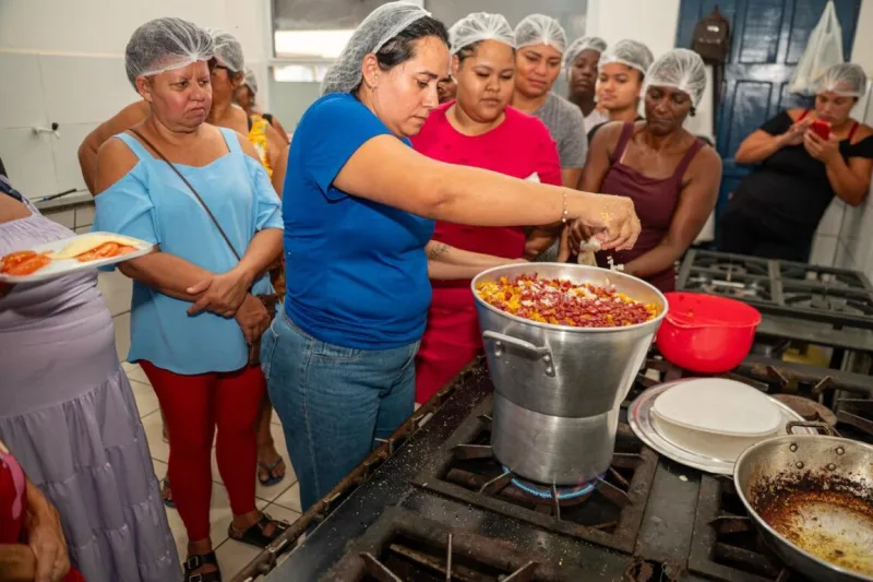 Caminhando para o Futuro promove oficinas de culinária para beneficiárias do Bolsa Família em Teixeira de Freitas Caminhando para o Futuro promove oficinas de culinária para beneficiárias do Bolsa Família em Teixeira de Freitas