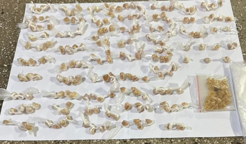 Suspeito foge e deixa para trás mais de 250 pedras de crack em Teixeira de Freitas Suspeito foge e deixa para trás mais de 250 pedras de crack em Teixeira de Freitas