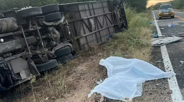 Sete morrem após ônibus com equipe de basquete sair da pista e capotar no Ceará