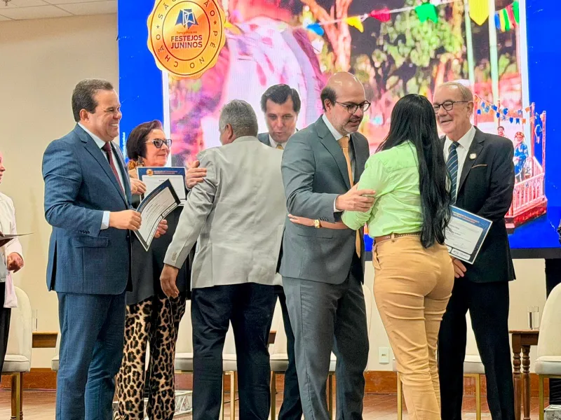 Prefeito Zico de Baiato recebe Selo de Transparência dos Festejos Juninos 2026 em cerimônia realizada em Salvador